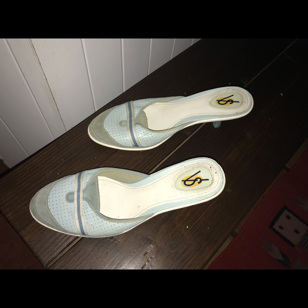 Footwear - Picture 4 of 8